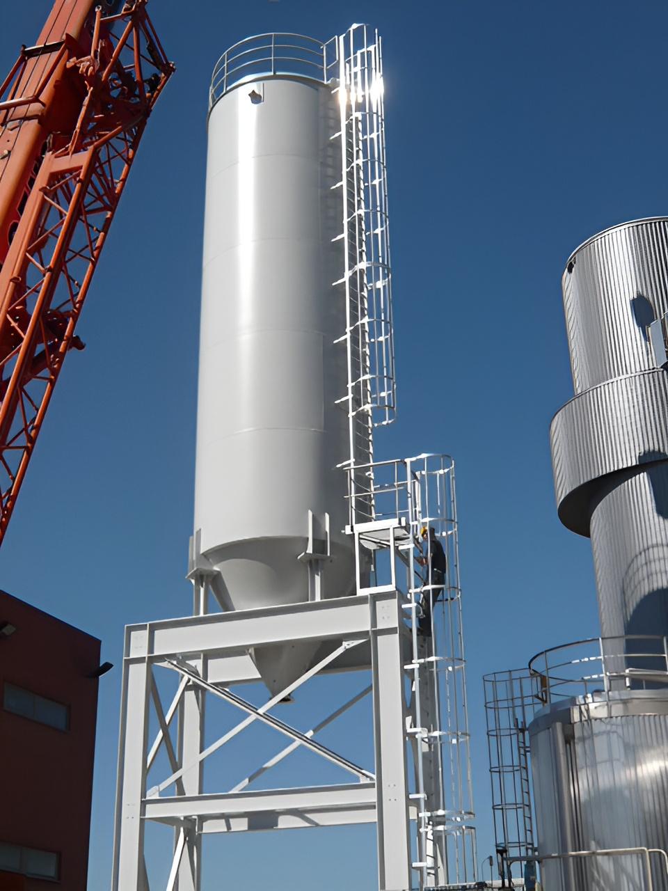 Ontwerp, productie en installatie van een silo voor vliegassen inclusief de steunstructuur, ladders en platforms.