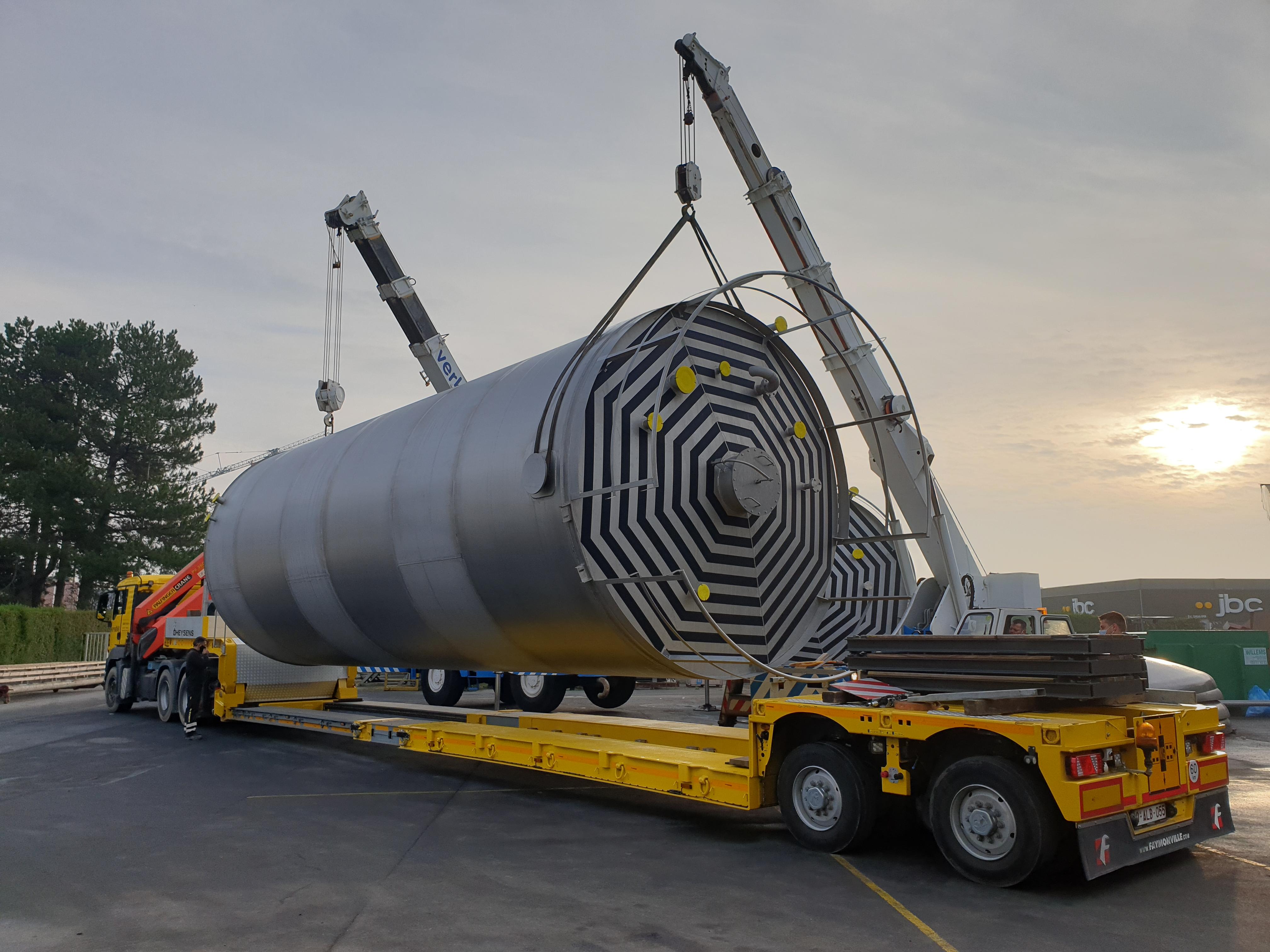 Dubbelwandige opslagtank voor zwavelzuur.