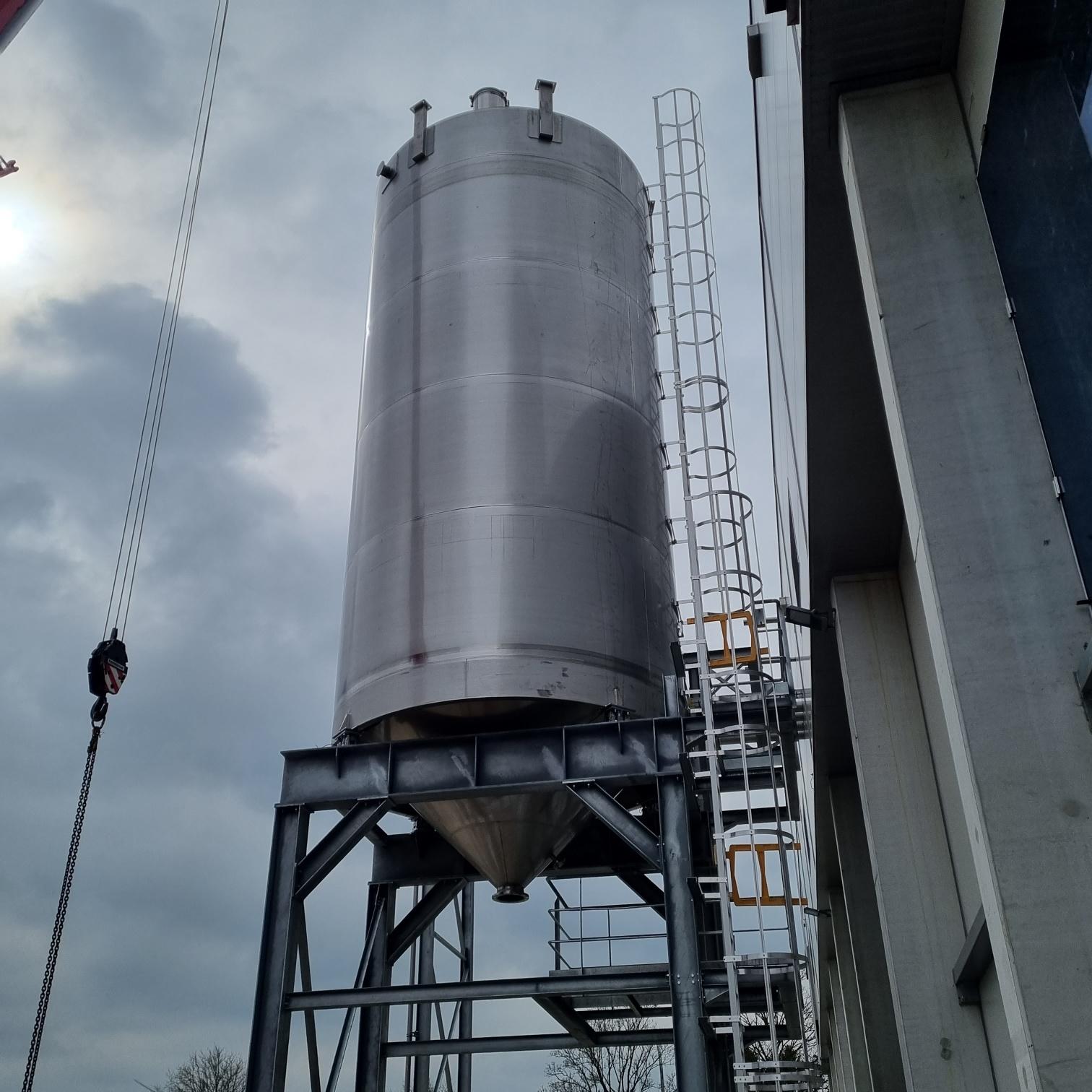 Installatie van een inox silo  200m³ voor de opslag van aardappel restproducten. De galva steunstructuur, ladders en platforms waren ook deel van het contract.